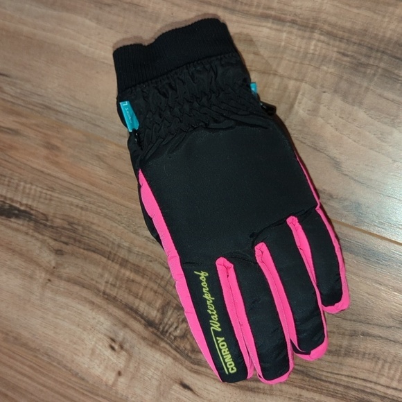 Like new Conroy Waterproof winter gloves. Juniors large fit winter gloves.